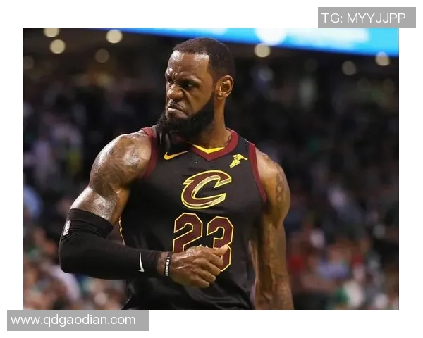 二十一世纪前十足球球星的辉煌成就与时代影响力解读